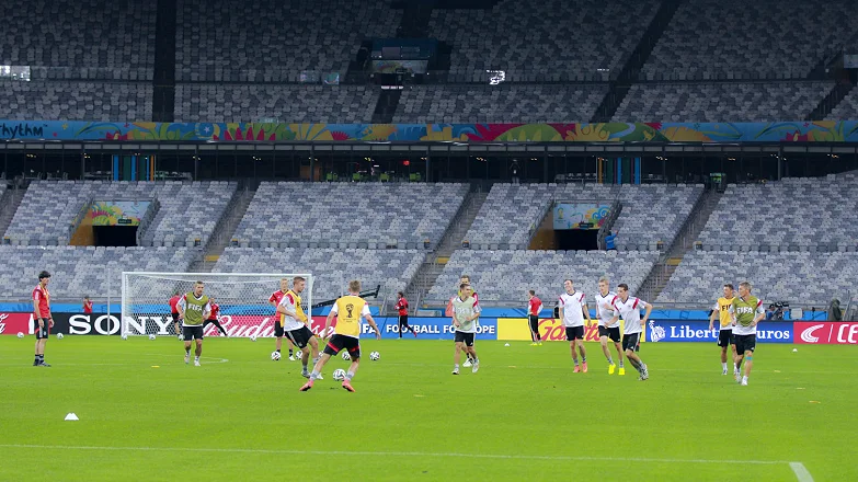 姆巴佩在比赛中冲刺与射门的画面(处理简洁:一次触球之后立刻决定)